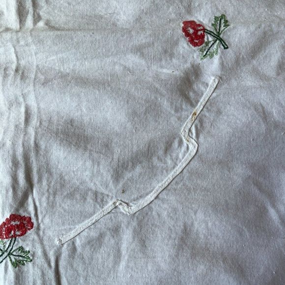 Vintage table cloth crewel or embroidered with inset crochet pointel lace Floral - Picture 3 of 8